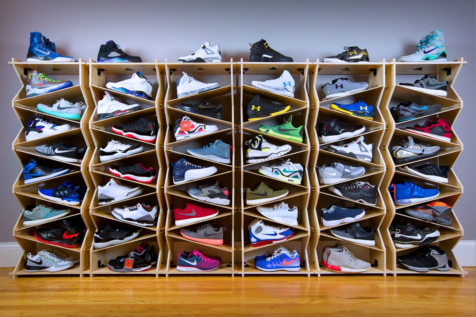 Мир большой обуви. Стеллаж для кроссовок. Полочки для кроссовок. Коллекция кроссовок. Шкаф для коллекции кроссовок.